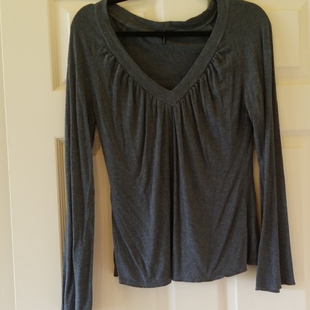 Long sleeve v-neck t-shirt